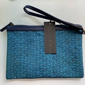 NWT Vintage Manaola large wristlet purse! Beautiful quality, leather finishes!